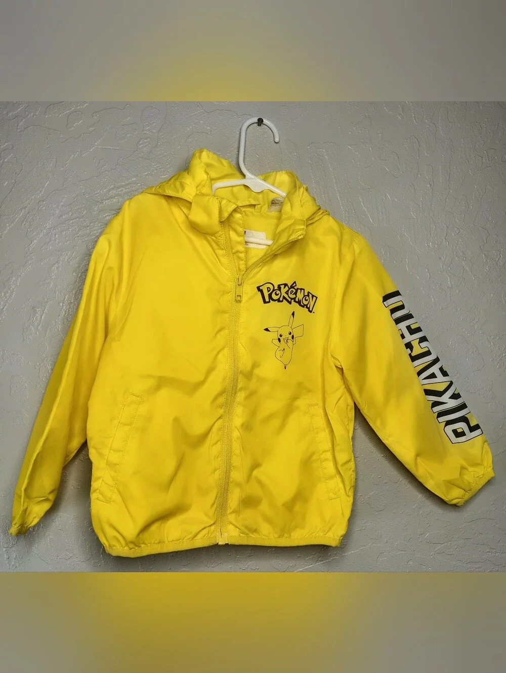 H&M Yellow Pokémon Pikachu Hooded Raincoat Jacket Size 4T